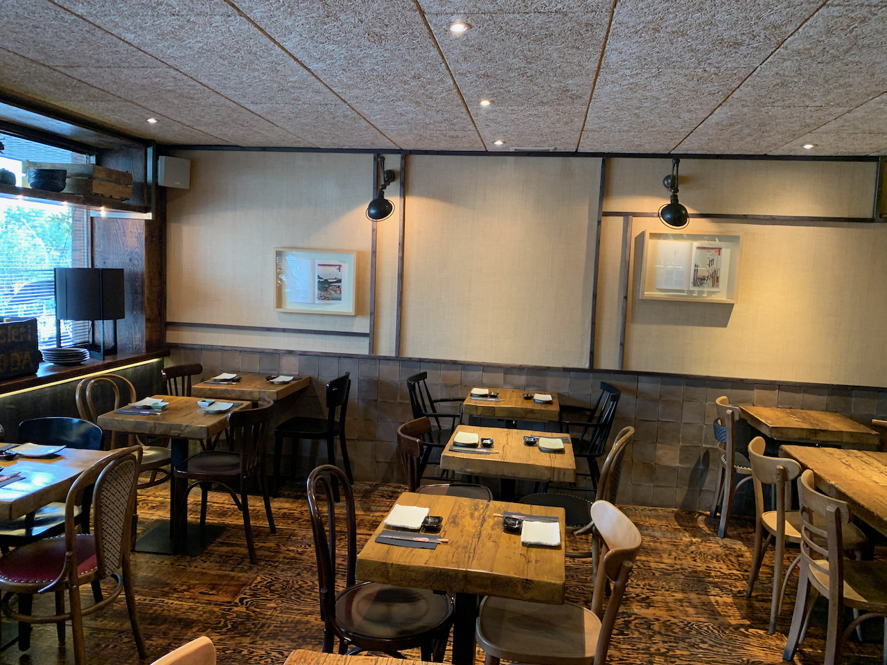 Zona comensales del restaurante Monster Sushi en Gal·la Placídia, Barcelona, reestyling realizado por Quorum Ingeniería y Construcción.