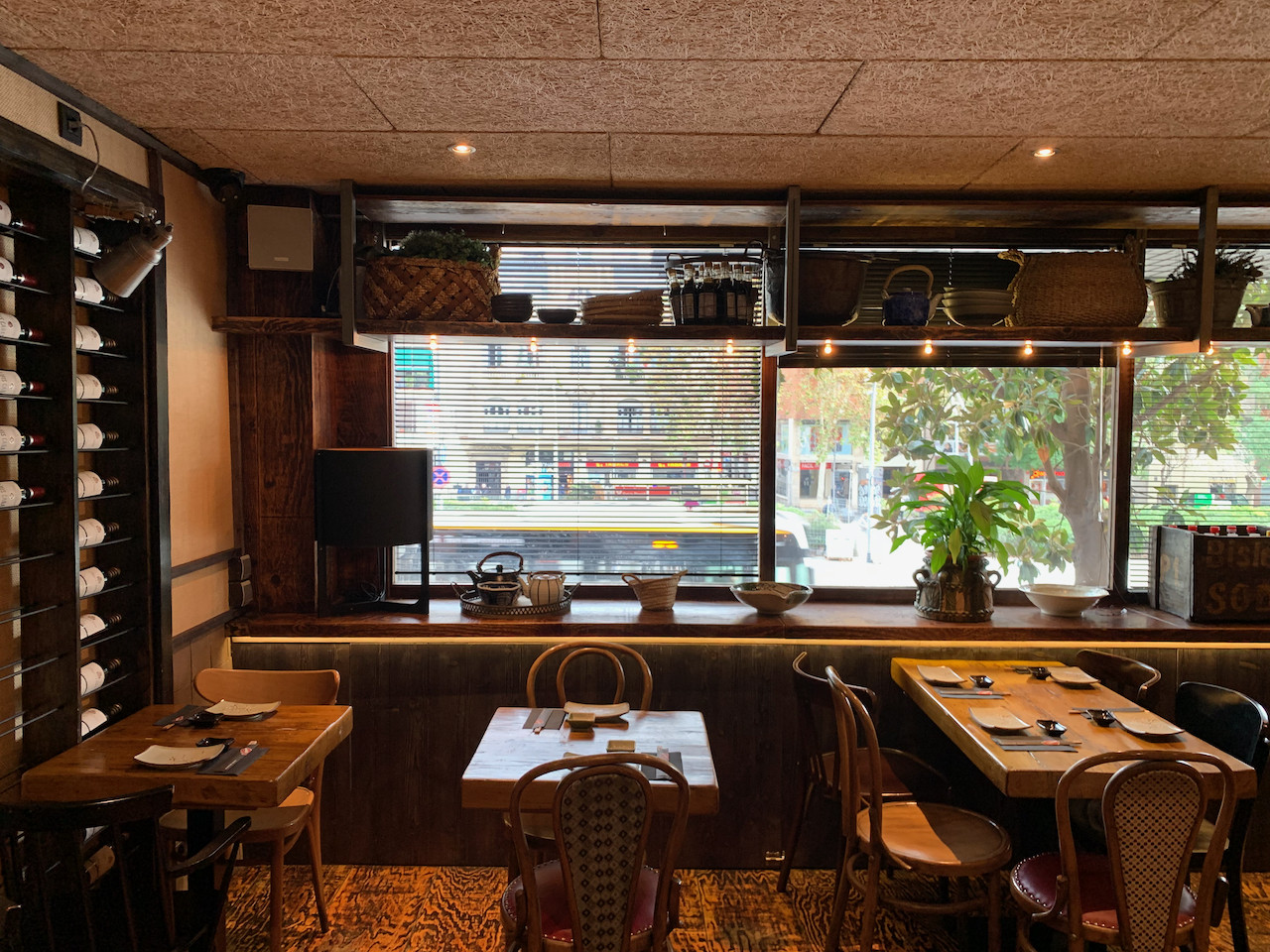 Interior del restaurante Monster Sushi en Gal·la Placídia, Barcelona, reestyling realizado por Quorum Ingeniería y Construcción.