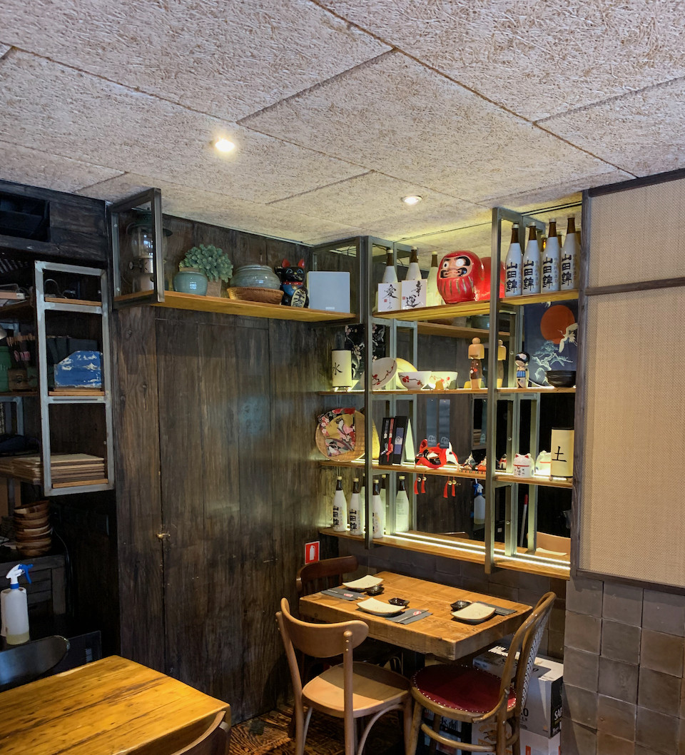 Interior del restaurante Monster Sushi en Gal·la Placídia, Barcelona, reestyling realizado por Quorum Ingeniería y Construcción.