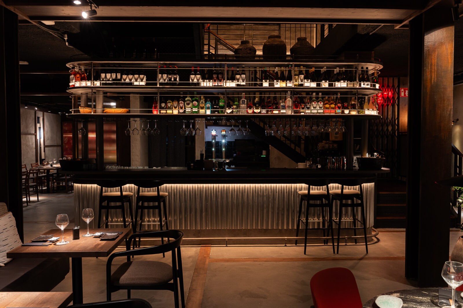 Barra del nuevo restaurante Monster Sushi en Les Corts, Barcelona, proyecto llave en mano de Quorum Ingeniería y Construcción