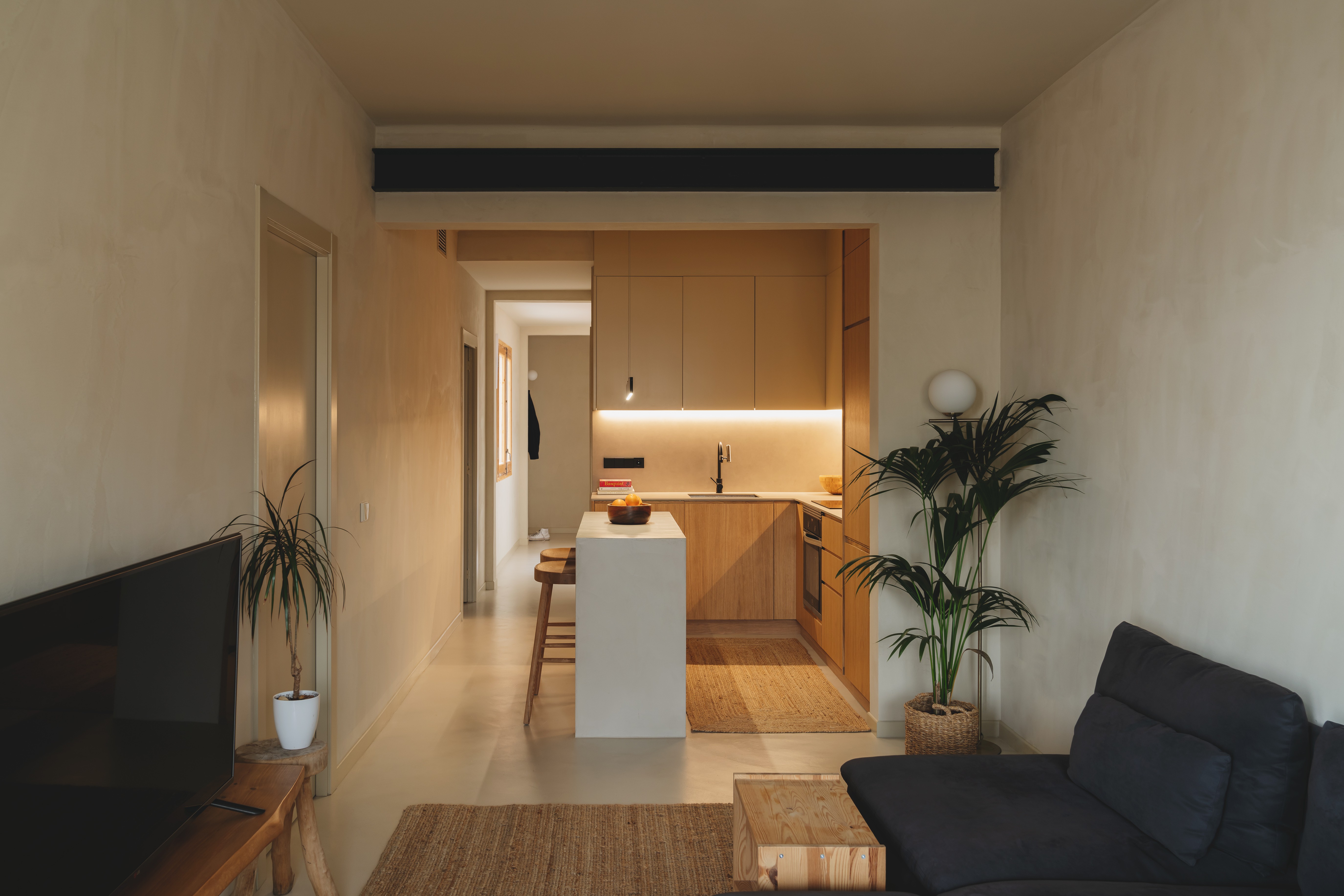 Acceso renovado de la vivienda reformada en la Sagrada Familia