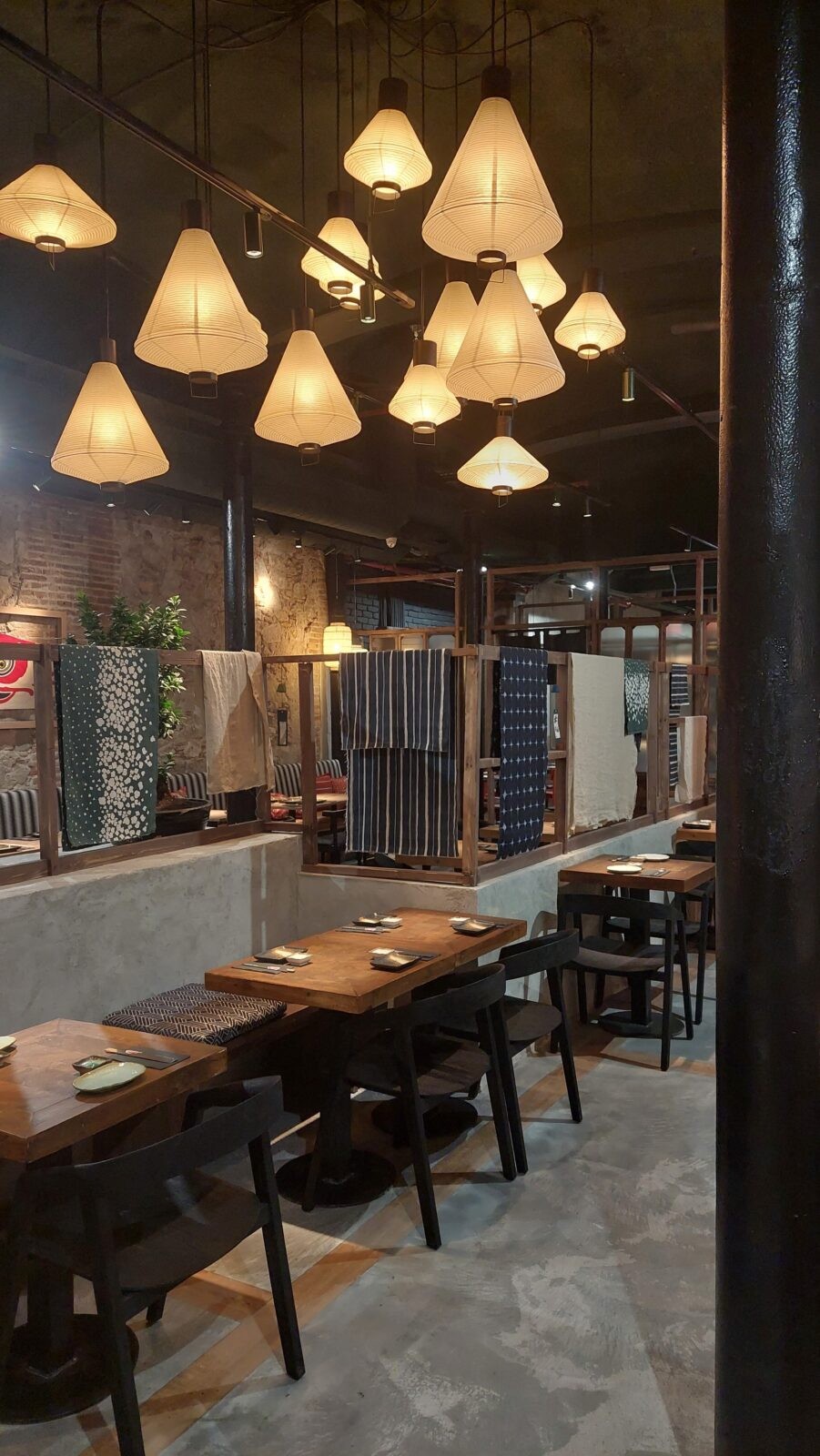 Interior del restaurante Monster Sushi Aribau tras su reforma integral.