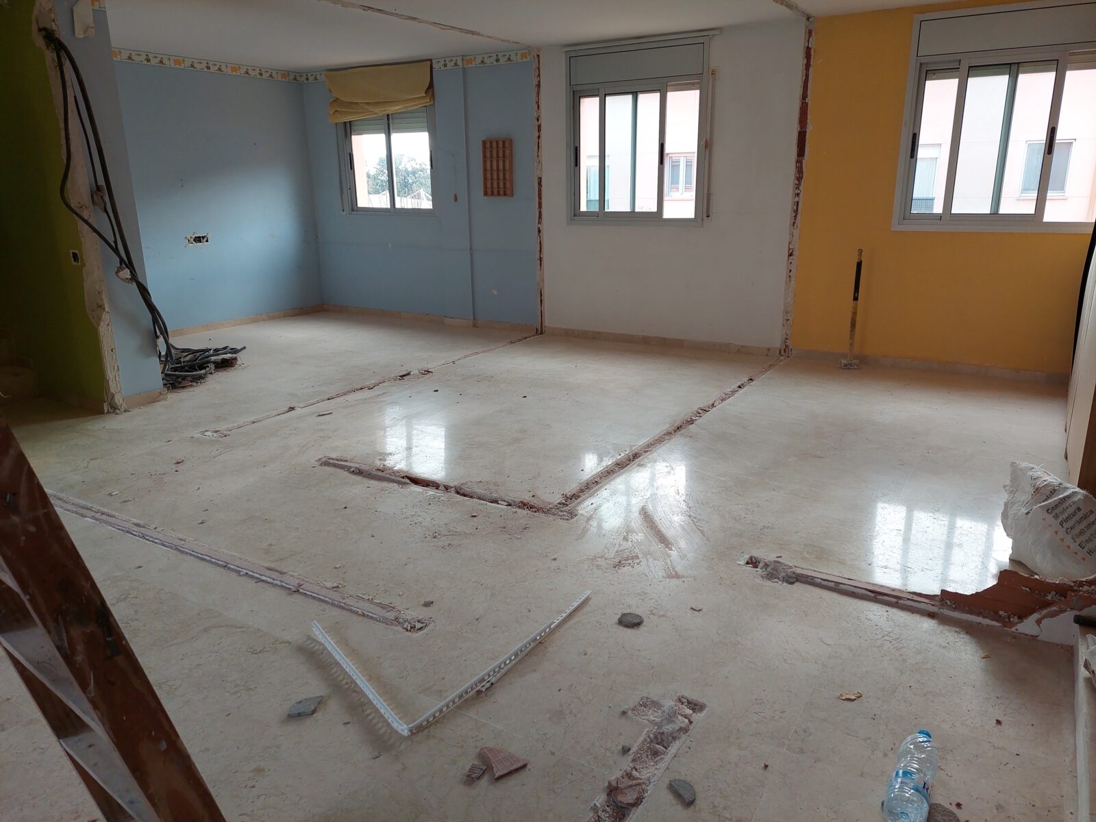 Interior abierto de vivienda unifamiliar en Cabrils tras derribo