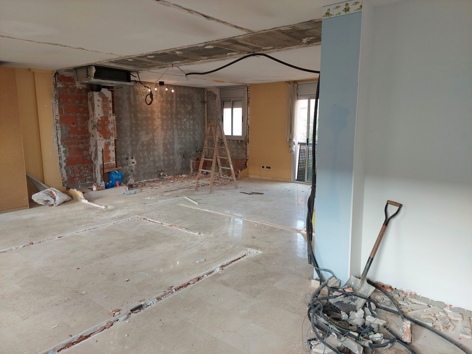 Interior diáfano de vivienda en Cabrils tras derribo en fase de reforma integral