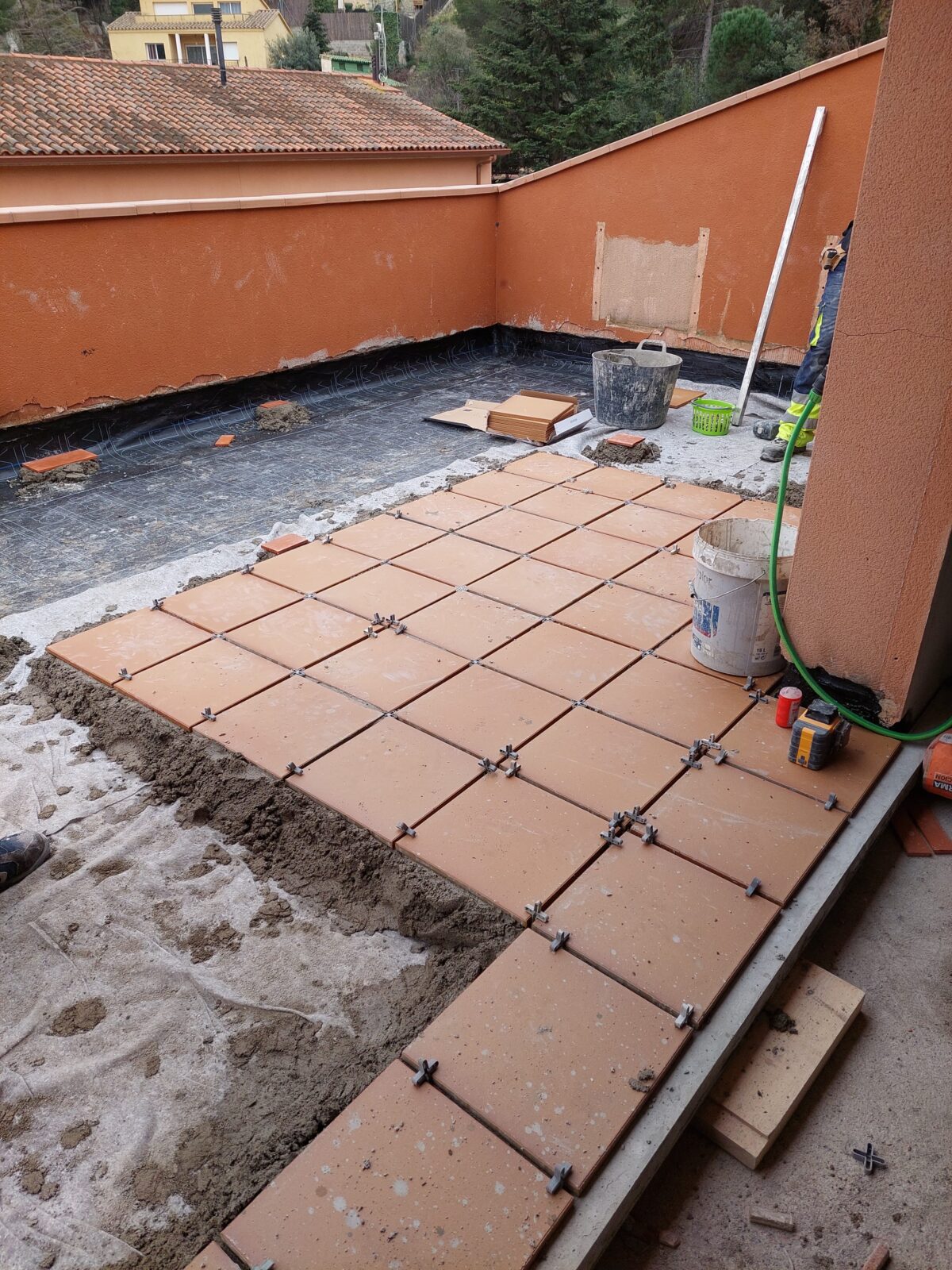 Colocación de suelo y tela asfáltica en terraza superior vivienda en Cabrils