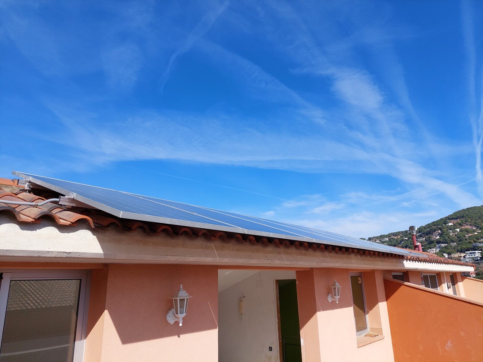 Instalación de placas solares fotovoltaicas en vivienda unifamiliar en Cabrils