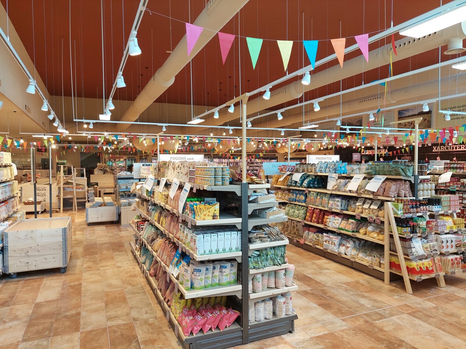 Estanterías con productos secos en supermercado Ametller Origen