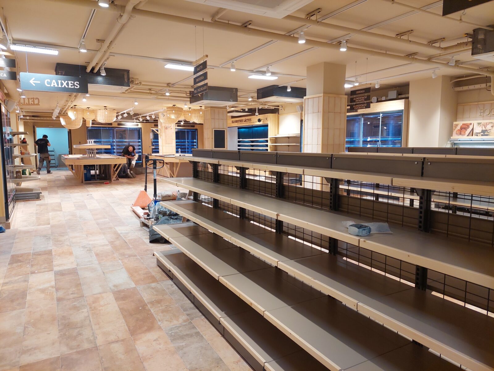 Interior reformado de Ametller Origen en Badalona tras la reforma integral