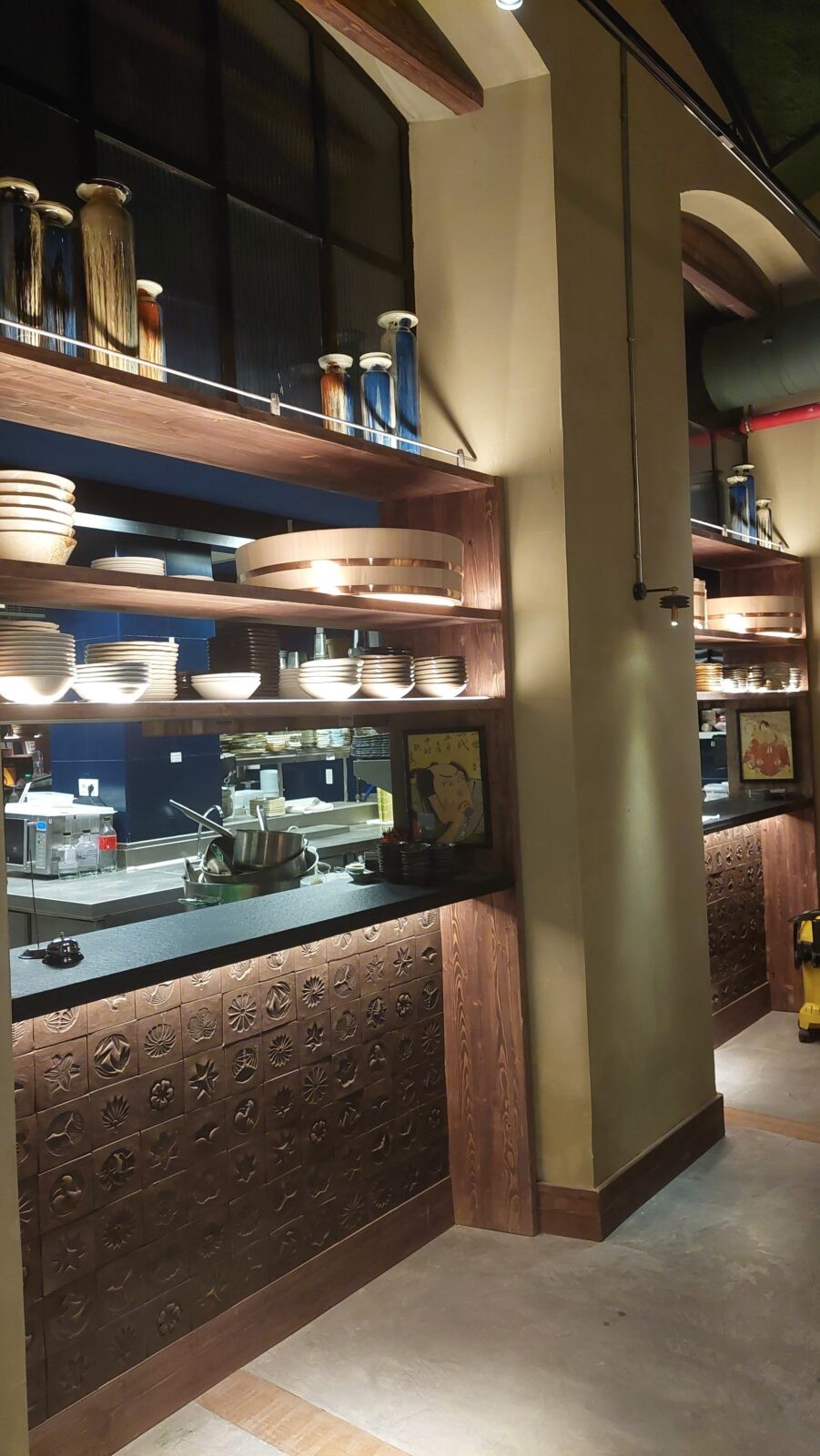 Interior del restaurante Monster Sushi Aribau tras su reforma integral.