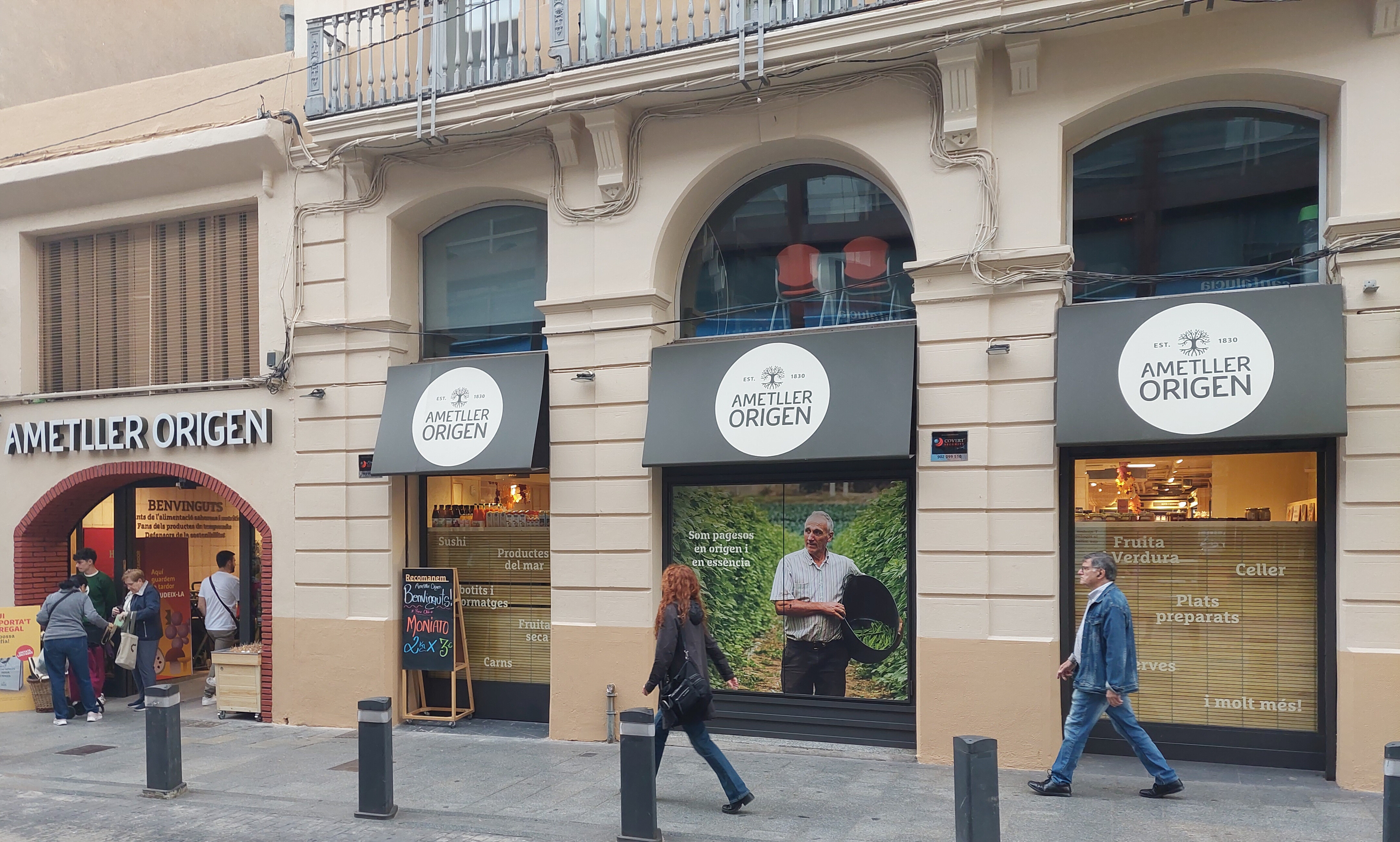 Fachada renovada de Ametller Origen en Badalona tras la ampliación del local.