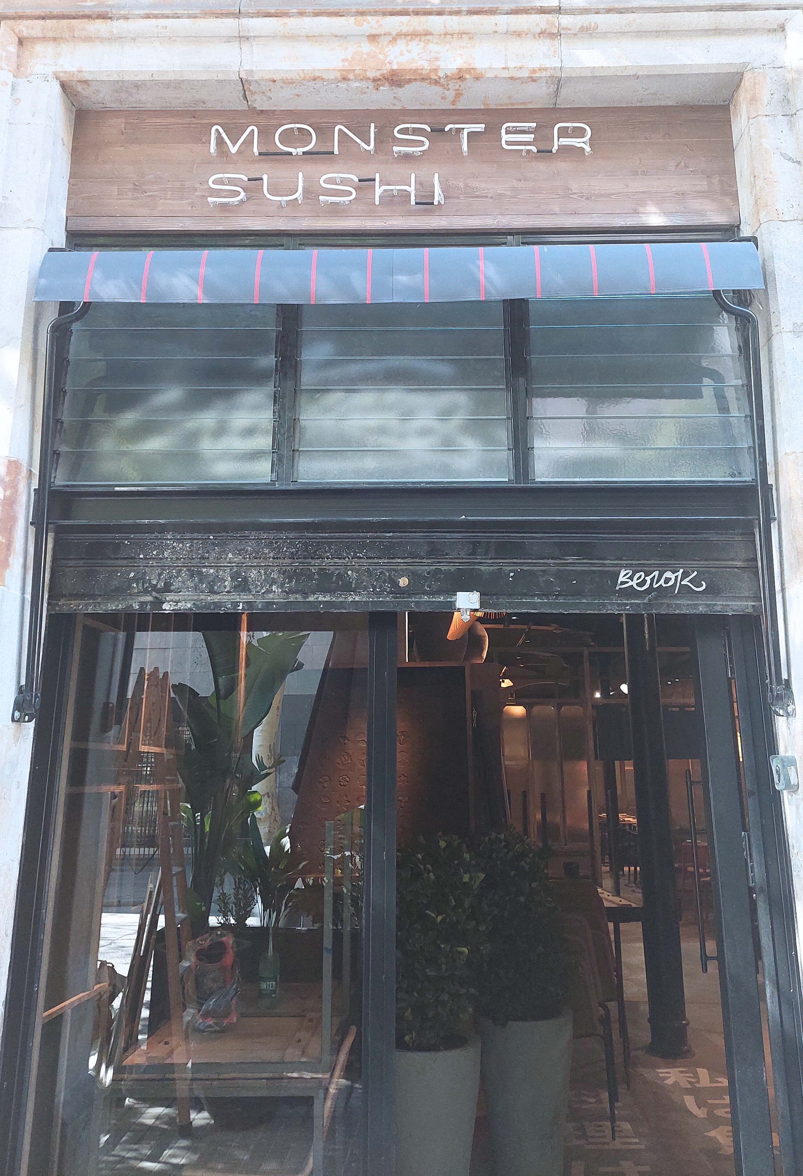 Fachada exterior del nuevo restaurante Monster Sushi en Aribau, Barcelona.