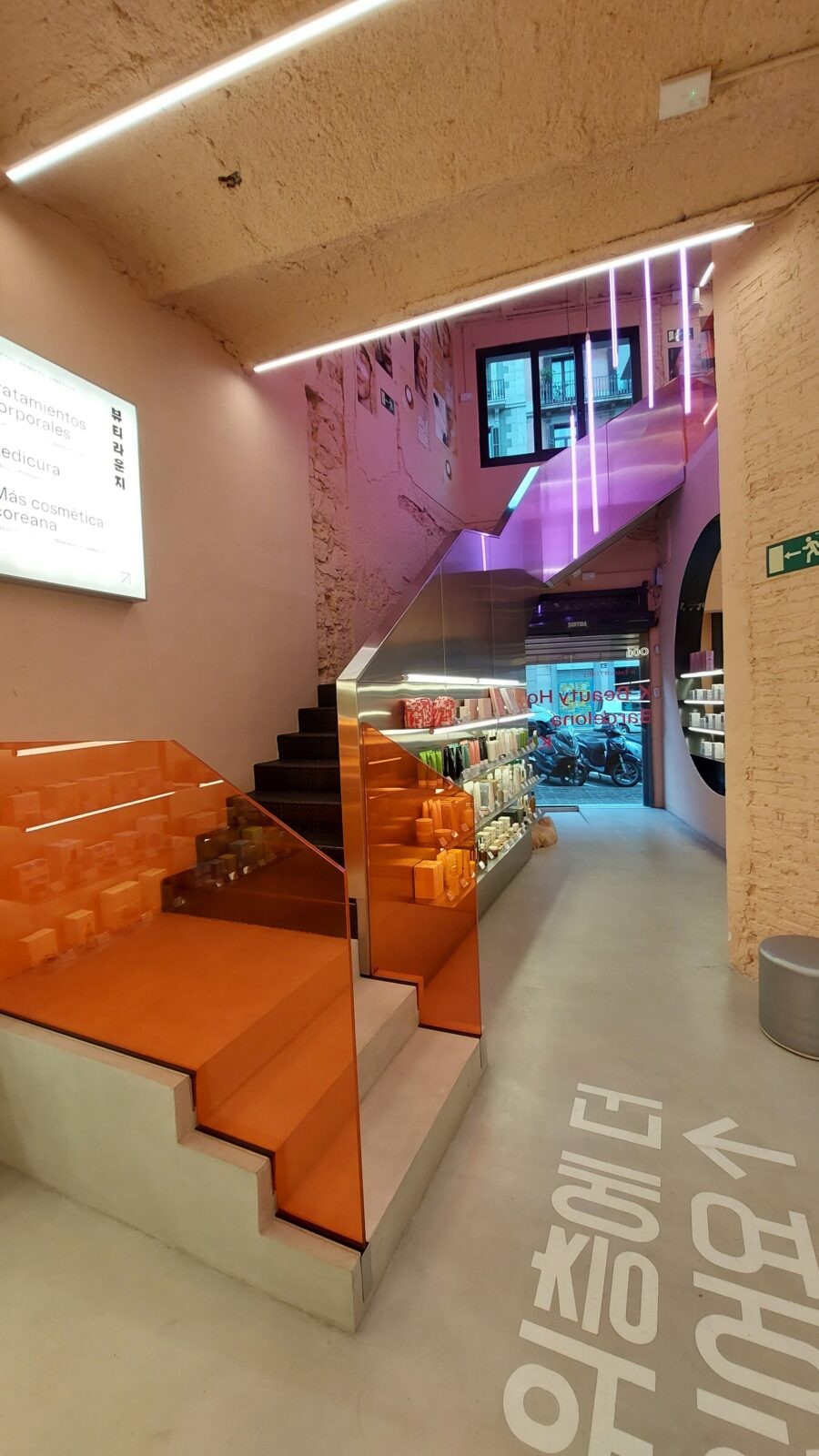 Escalera con detalles coloridos en flagship store Miin Cosmetics Barcelona