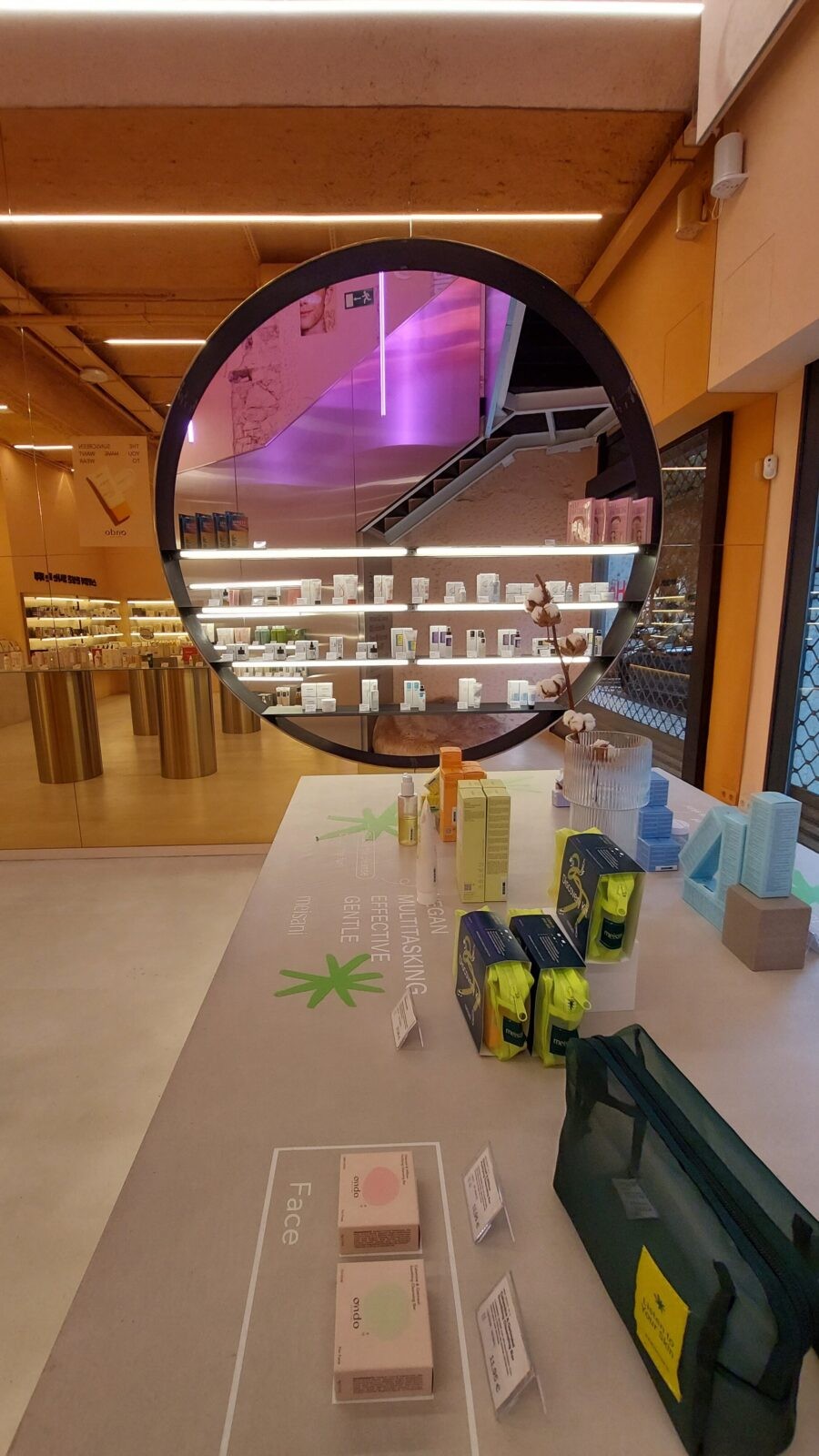Detalle de mobiliario en tienda Miin Cosmetics Barcelona