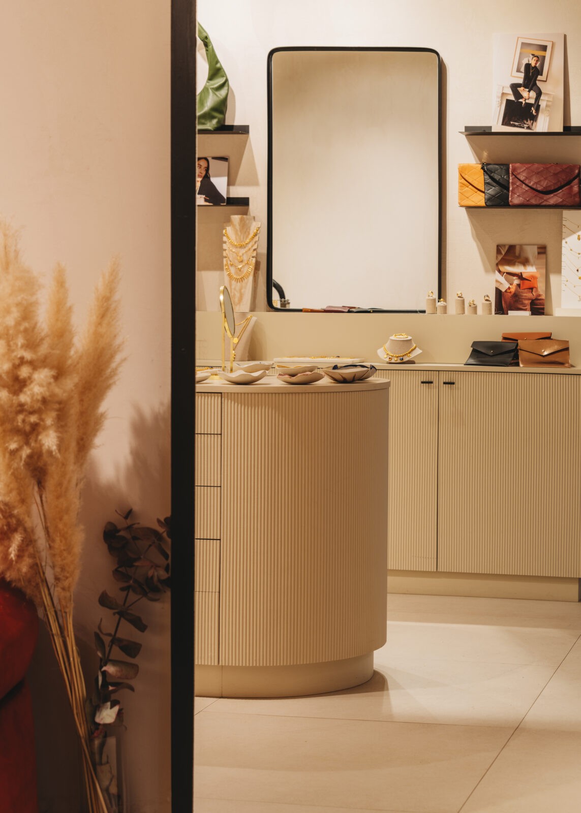 Otra vista del interior de la boutique MONCOLLIER mostrando vitrinas y exposición de joyas