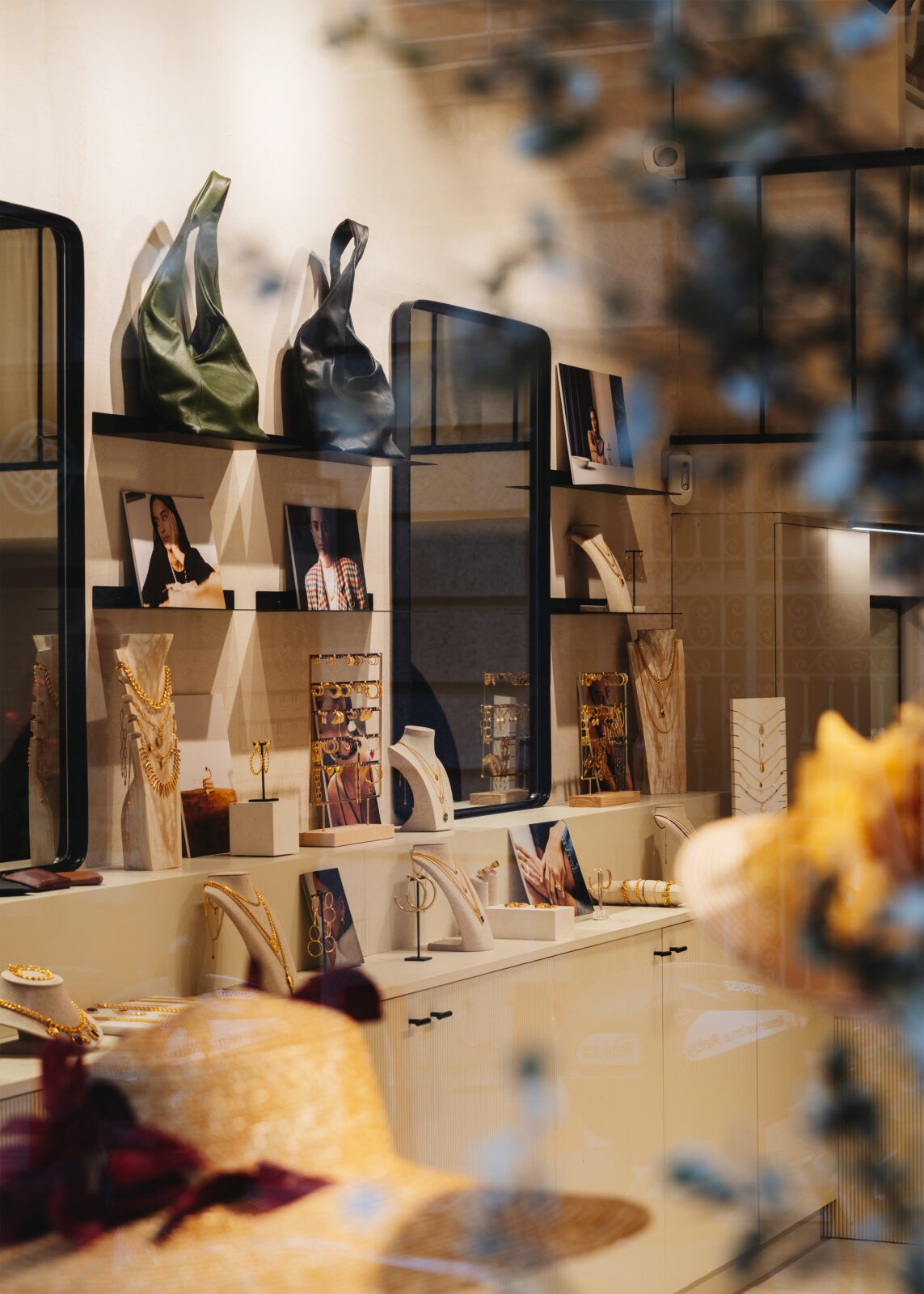 Detalle del expositor con joyas y decoración visual en la boutique MONCOLLIER