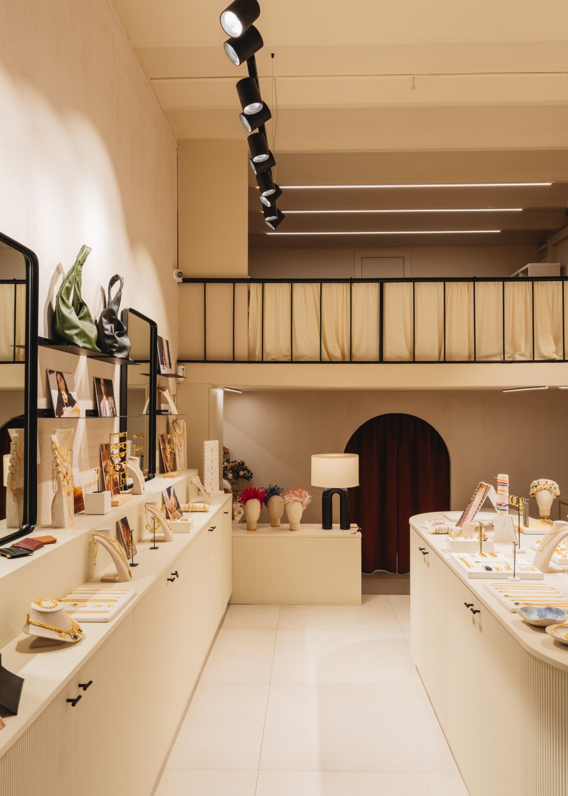 Interior de la boutique MONCOLLIER mostrando la zona de joyería