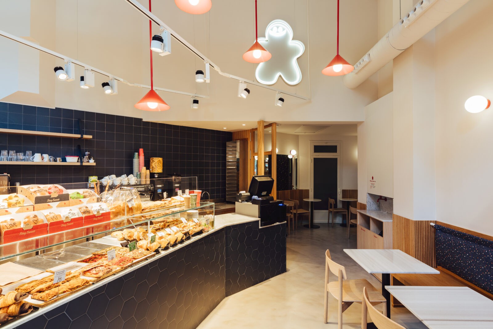 Vista interior de la tienda Boldú con diseño cuidado y distribución funcional