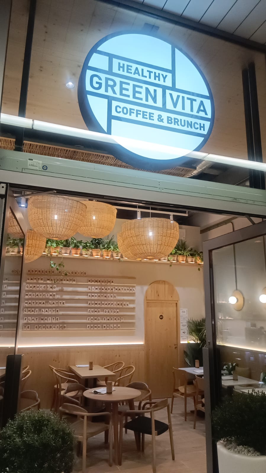 Fachada del restaurante Green Vita Brunch en The Style Outlet Viladecans