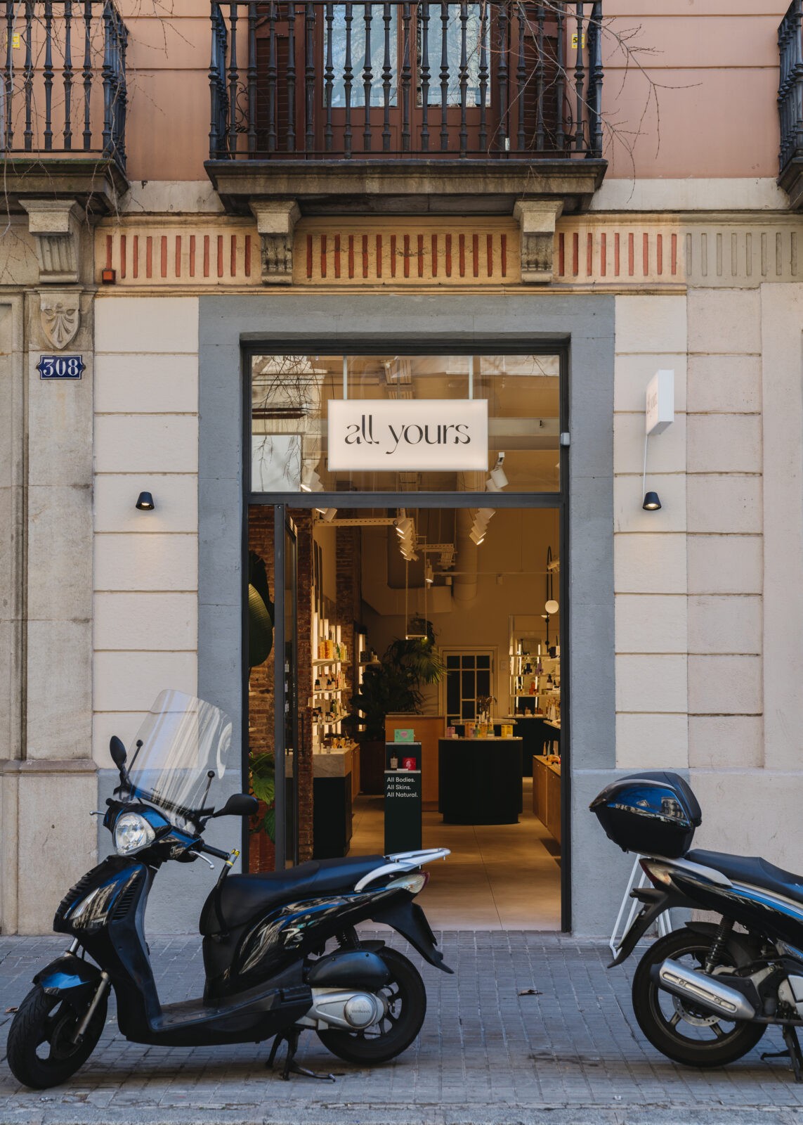 Fachada exterior de la tienda ALL YOURS en Consell de Cent, Barcelona