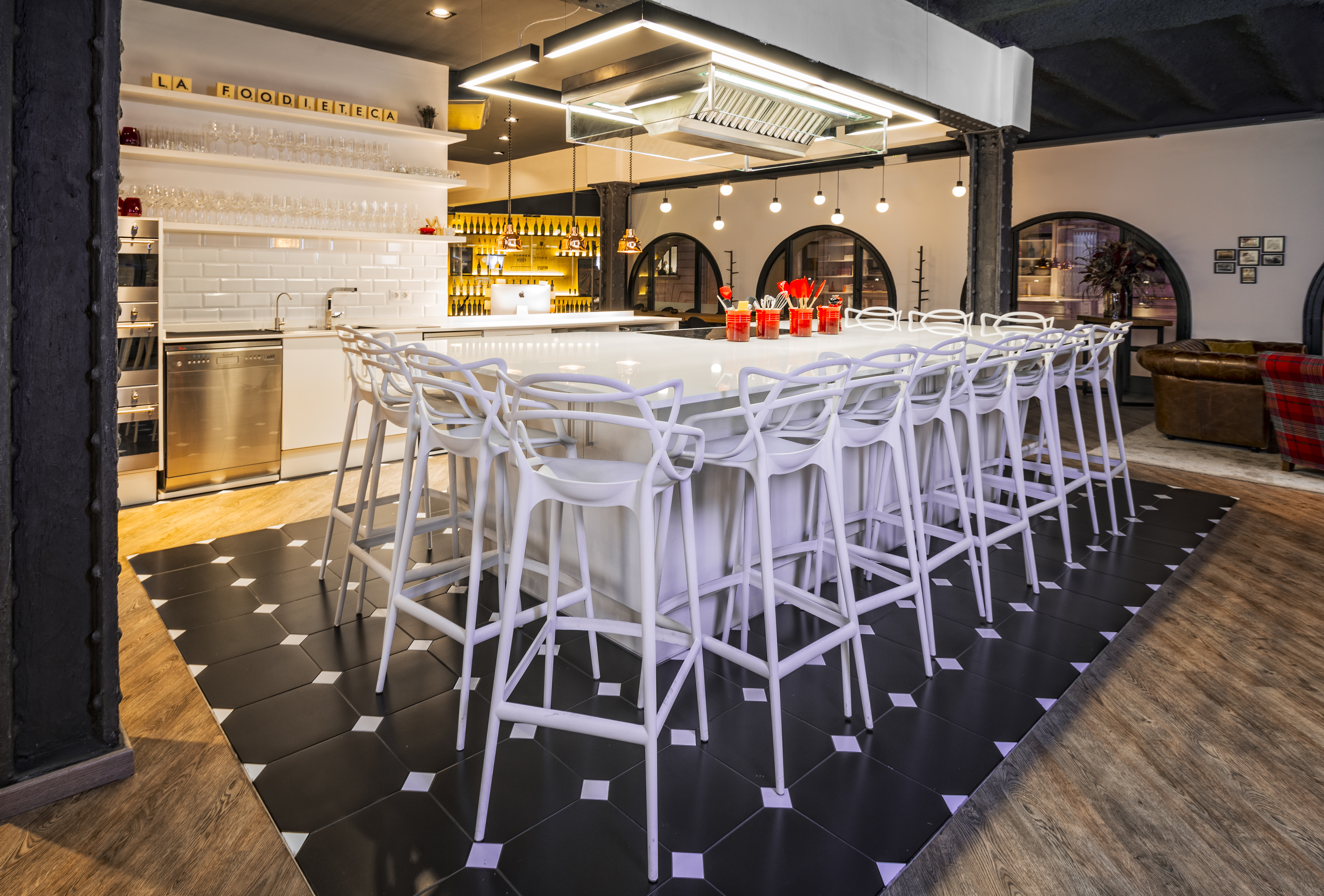 Isla central de cocina en La Foodieteca Barcelona con pavimentos combinados