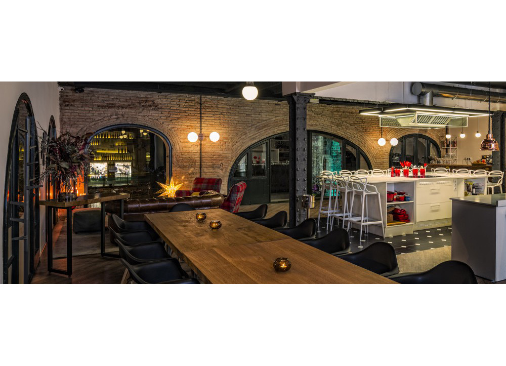 Pórticos estructurales e iluminación cálida en La Foodieteca, Barcelona