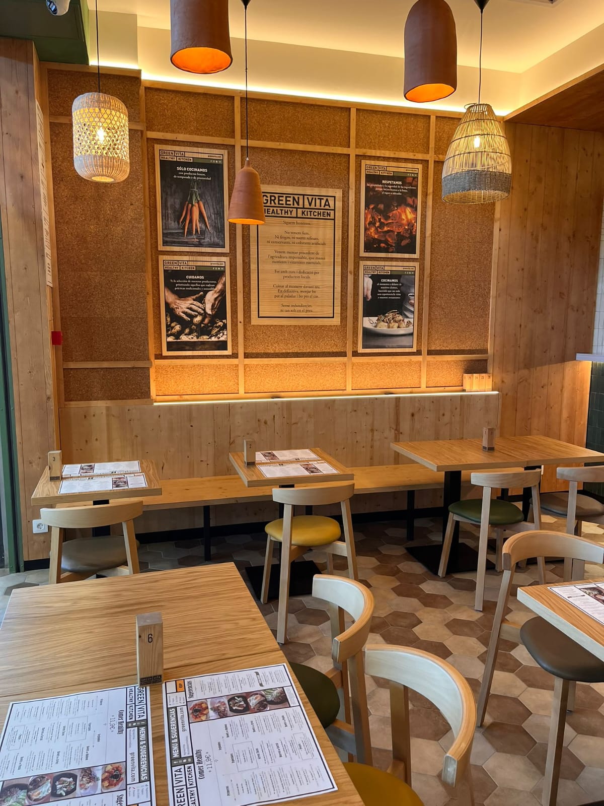 Interior del restaurante Green Vita con diseño cálido y materiales naturales