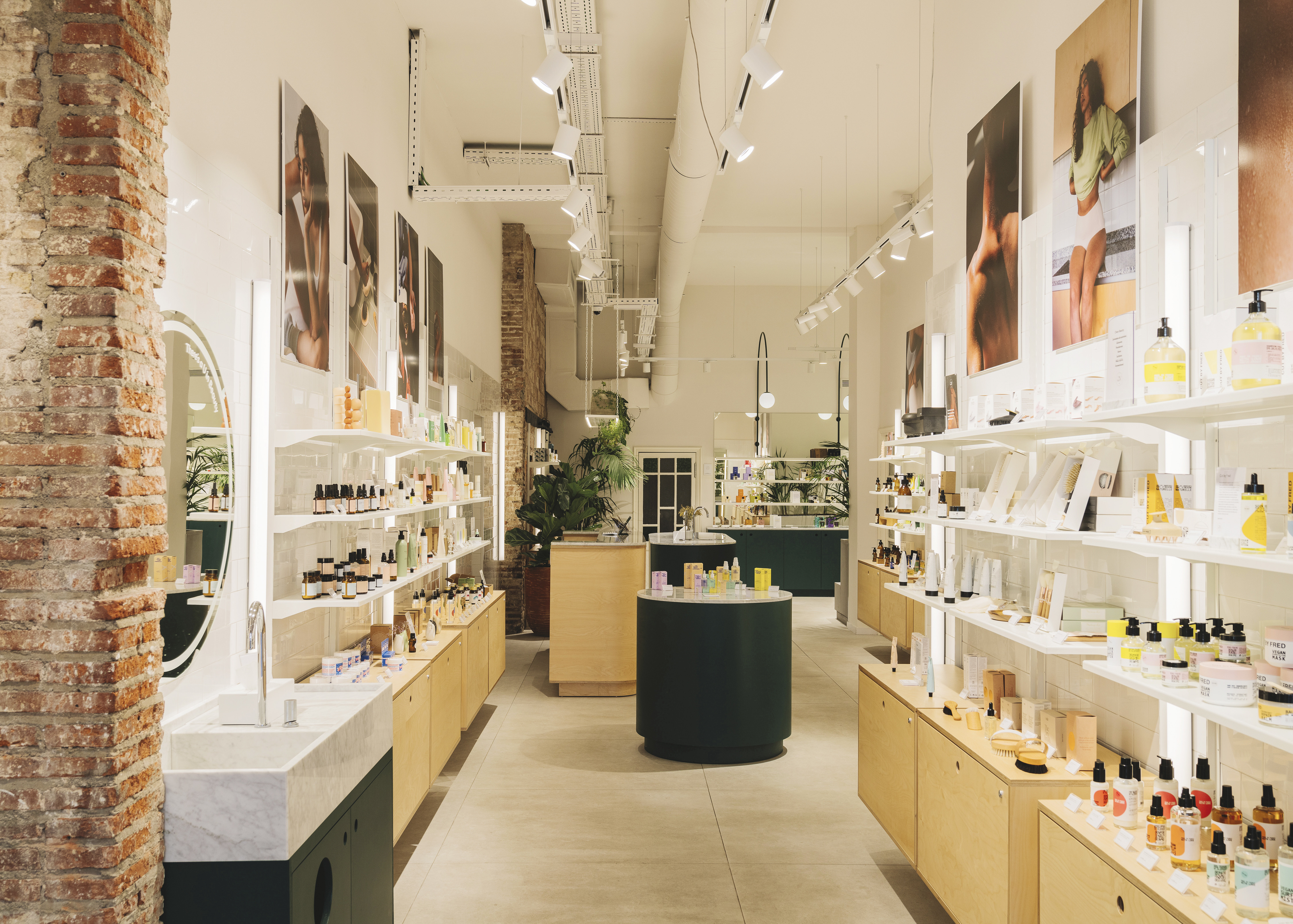 Interior de la tienda ALL YOURS en Barcelona con pasillos y productos expuestos