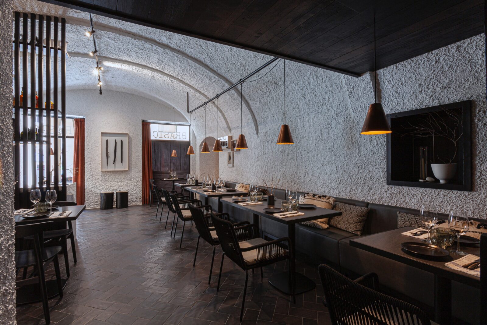Vista del comedor con mobiliario e iluminación cálida