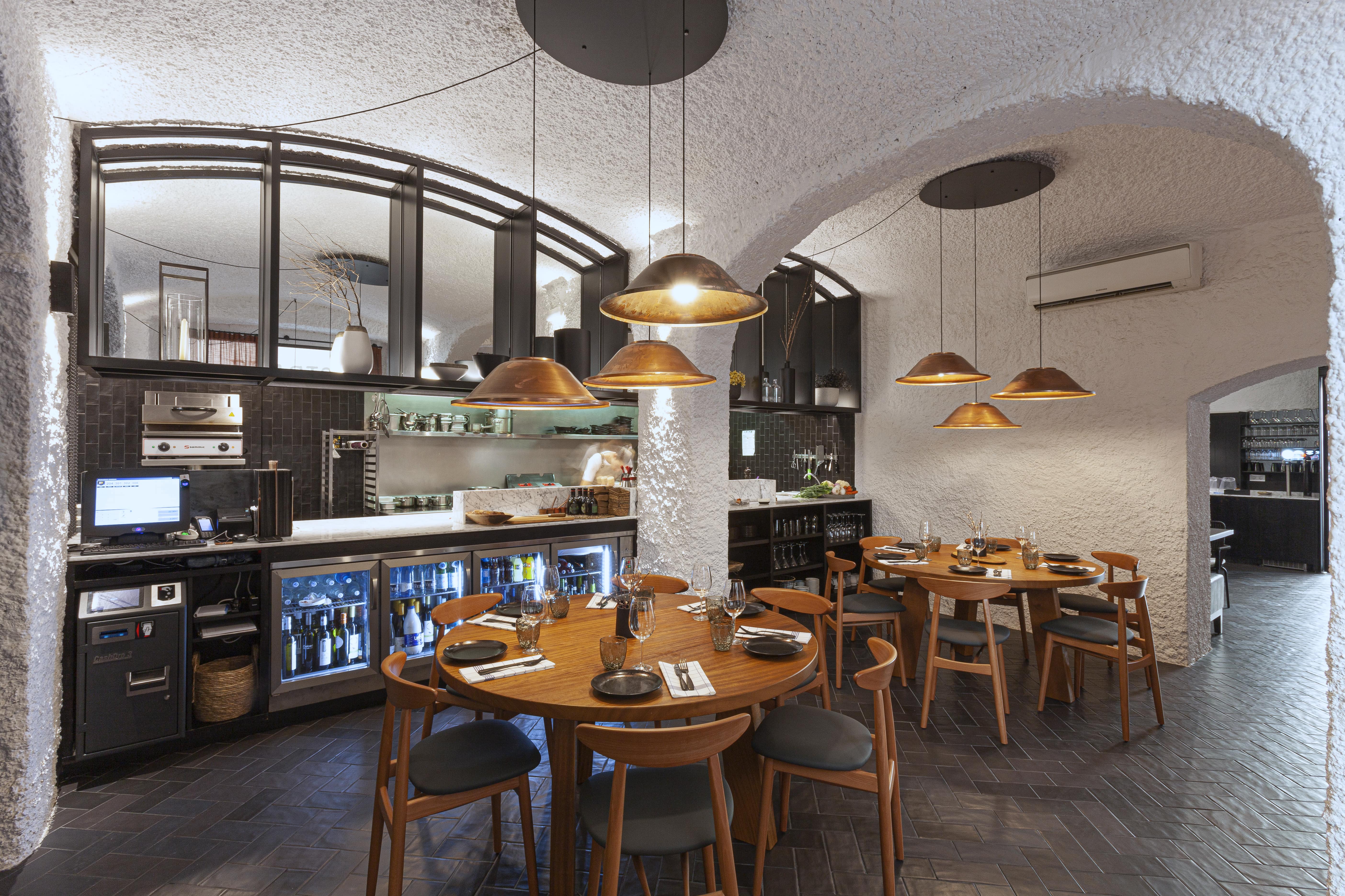 Vista del comedor y pase de cocina del restaurante Brasic en Figueres