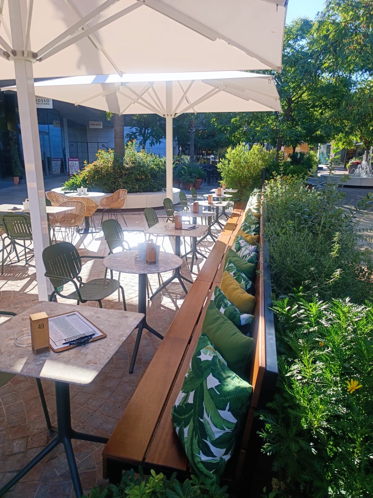 Terraza de Green Vita Brunch con banco corrido de madera