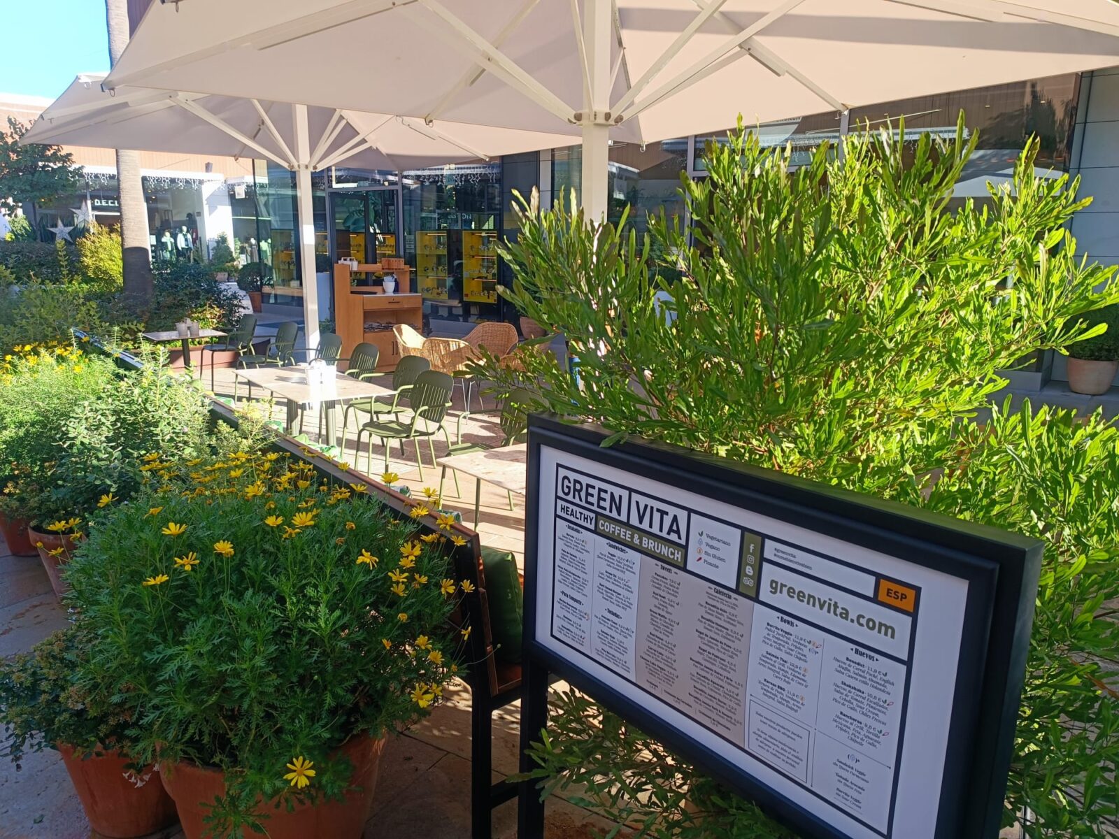 Terraza exterior del restaurante Green Vita Brunch en Viladecans