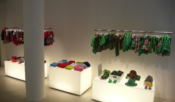 Interior de la tienda Tuc Tuc en Sevilla con mobiliario infantil y exposición de productos.