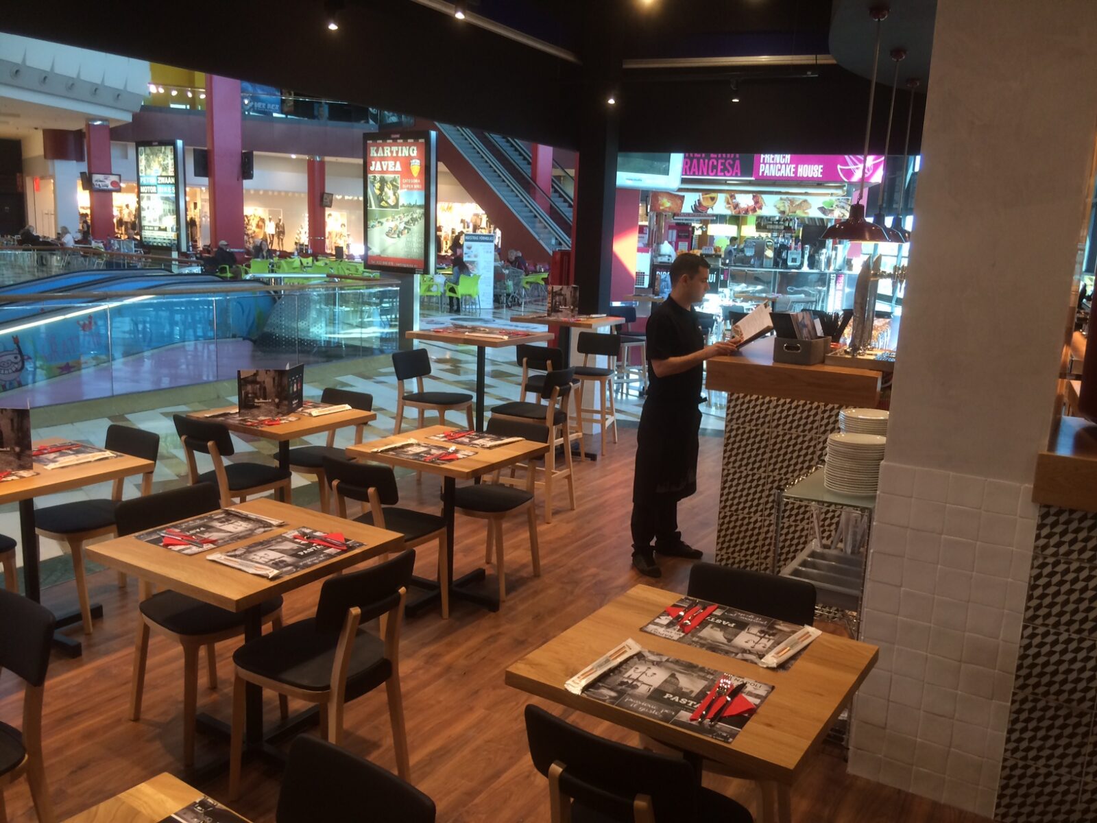 Zona de comensales del restaurante Pasta City en el Centro Comercial Portal de la Marina (Ondara).