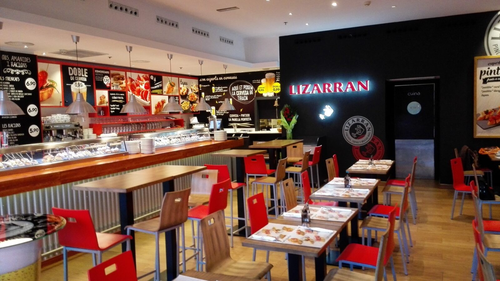 Interior de la tienda Lizarrán en Centro Comercial Màgic Badalona, proyecto ejecutado por Quorum Ingeniería y Construcción