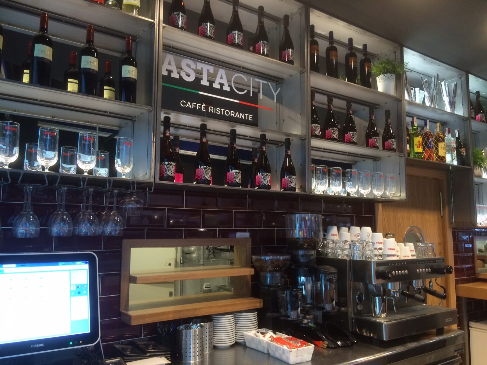 Detalle de la trasbarra del restaurante Pasta City en Ondara, con mobiliario en hierro diseñado a medida.