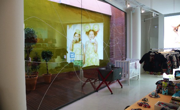 Interior de la tienda Tuc Tuc en Sevilla con mobiliario infantil y exposición de productos.