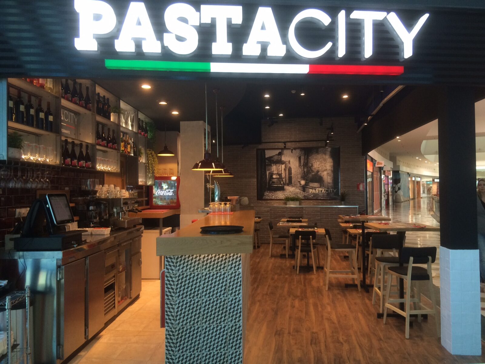 Vista interior del restaurante Pasta City en el Centro Comercial Portal de la Marina (Ondara) con rótulo visible y zona de comensales.