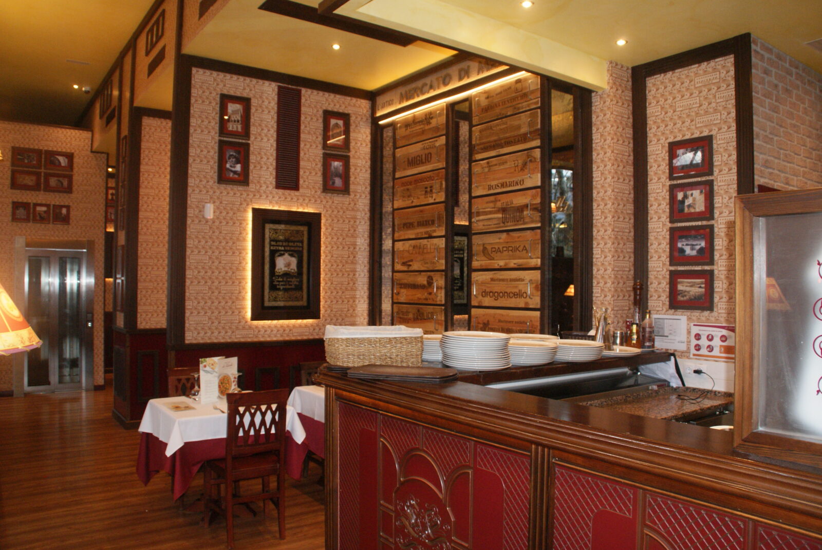 Barra del restaurante La Tagliatella con paredes revestidas en La Rotonda
